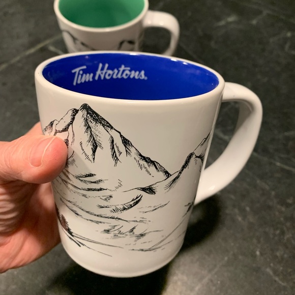 TIM HORTONS| 2018 Set of three themed mugs. - Picture 4 of 10